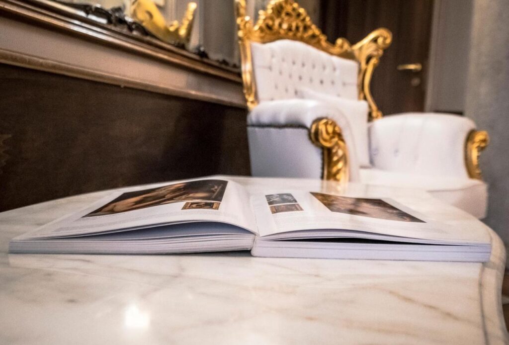 Camera accogliente con arredamento elegante presso il Ca' Lavezzera Hotel Venezia.